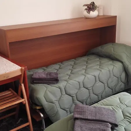 Minihouselarissa Diverona Pensión 3*