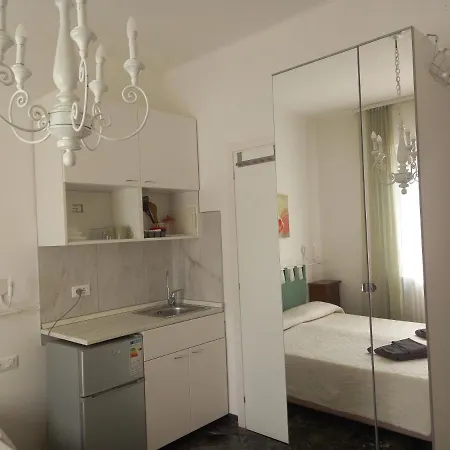 Minihouselarissa Diverona Pensión 3*