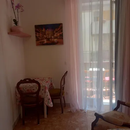 Minihouselarissa Diverona Pensión 3*
