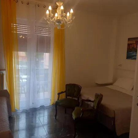 Minihouselarissa Diverona Pensión 3*