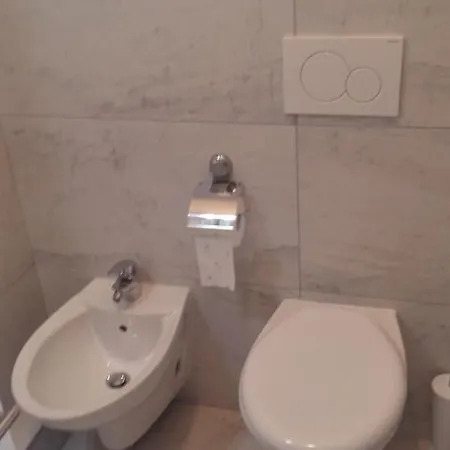 ゲストハウス Minihouselarissa Diverona 3*