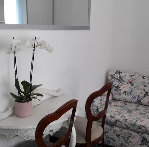 Minihouselarissa Diverona Pensionat 3*