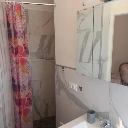 Konukevi Minihouselarissa Diverona 3*