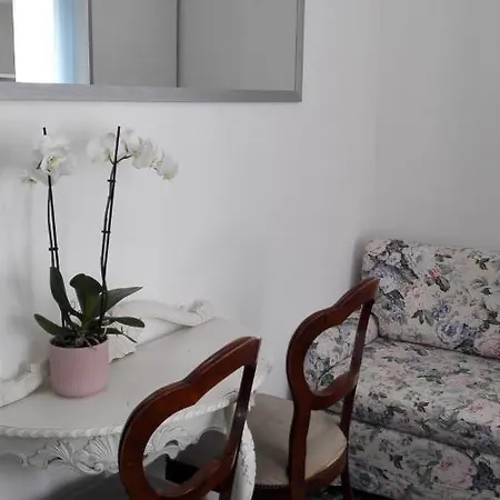 Minihouselarissa Diverona Konukevi 3*