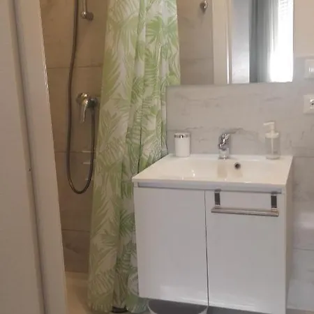 Minihouselarissa Diverona Pensión
