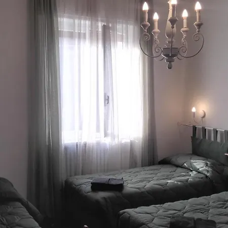 Minihouselarissa Diverona Pensión *