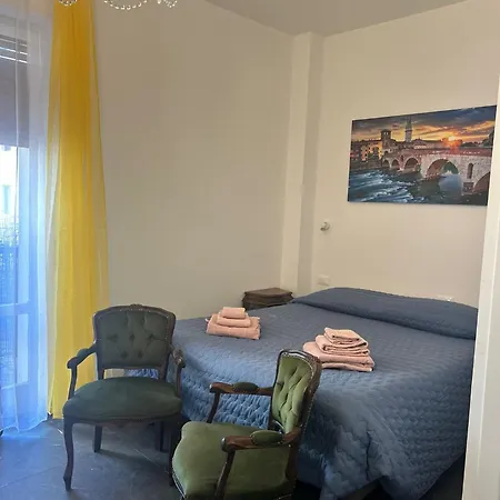 Pensión Minihouselarissa Diverona Verona