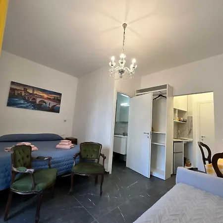 Minihouselarissa Diverona Pensión *