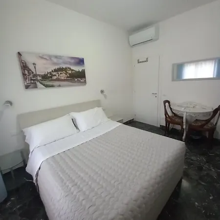 Pensión Minihouselarissa Diverona