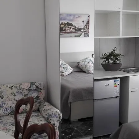 Minihouselarissa Diverona Pensión *