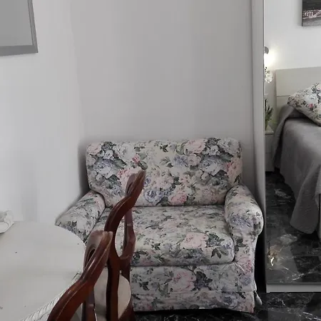 Minihouselarissa Diverona Pensión